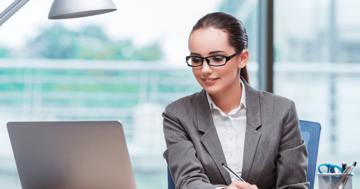 Businesswoman applying for online funding to grow her small business, showcasing modern financing solutions.